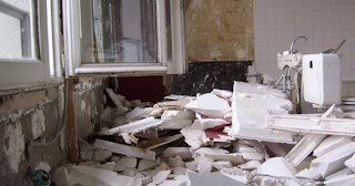 Демонтаж хрущевки в Карабулаке - удаление старых полов и стен по выгодной цене от 1766 рублей.