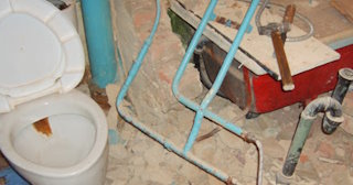 Профессиональный демонтаж перегородки ванной и туалета в Карабулаке - от 572 рублей